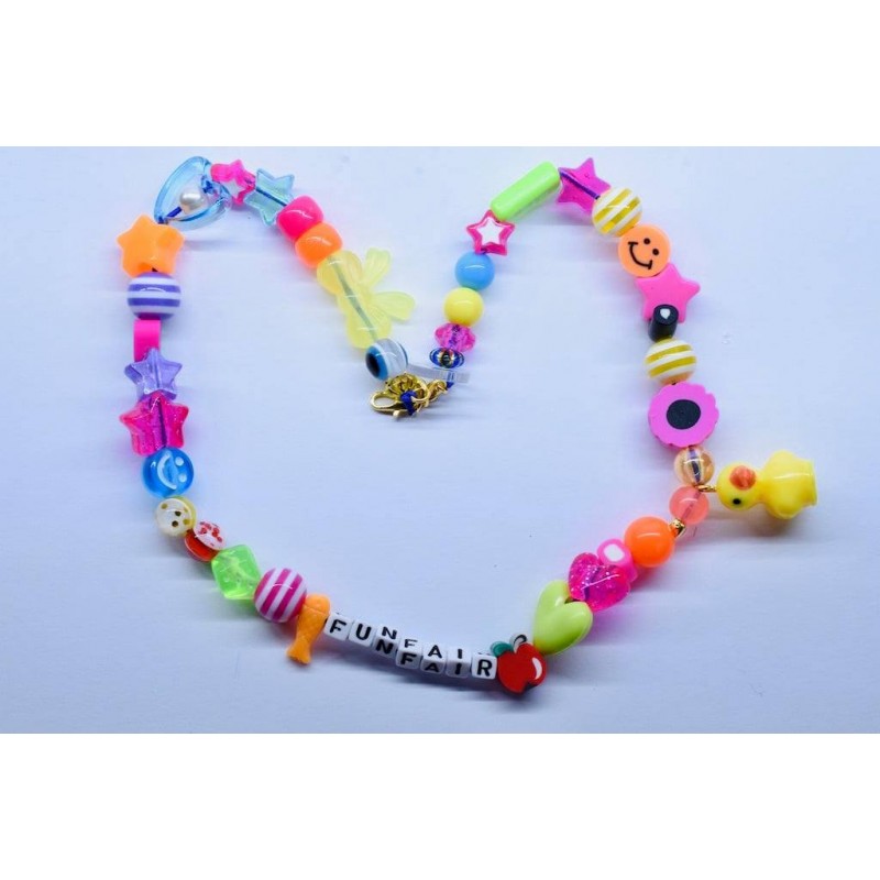 Collier ras de cou en perles multicolores