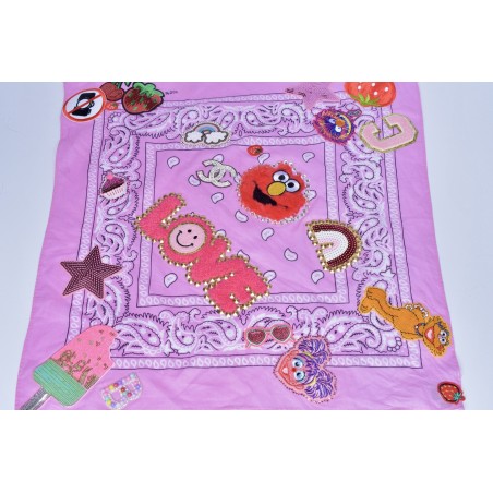 Bandana paisley rose stylisé avec patch et rivets