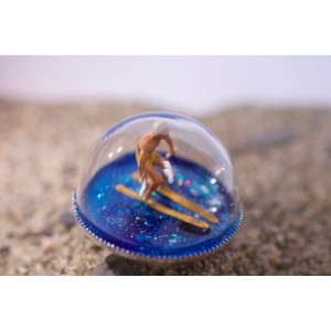 Bague sphère avec surfeur miniature