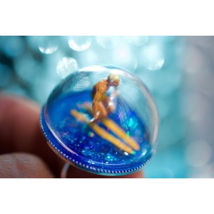 Bague sphère avec surfeur miniature