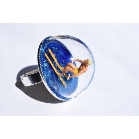 Bague sphère avec surfeur miniature