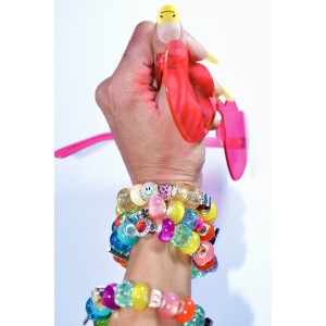 Bracelet flashy multicolore avec perles en métal
