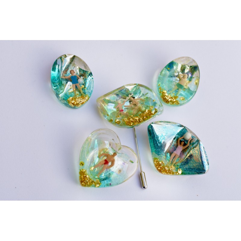 Resin brooch with tiny people at the beach Bordelinparis