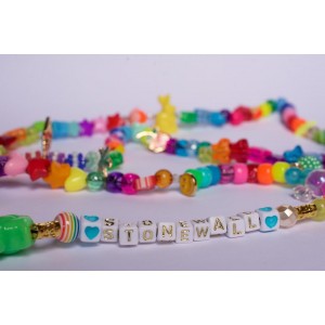 Long collier de perles multicolores