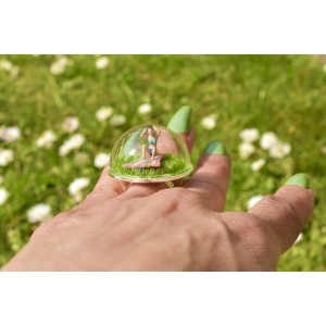 Diorama ring with miniature figure