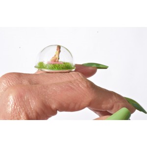 Bague Diorama globe avec personnage miniature