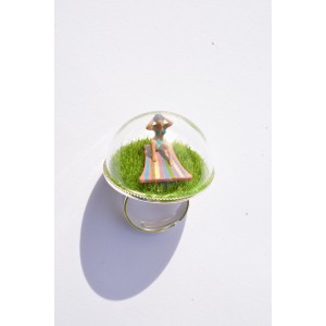 Bague dome en verre et figurine miniature