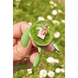 Diorama ring with miniature figure