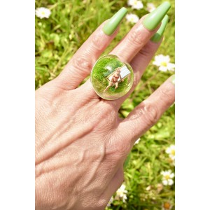 Diorama ring with miniature figure