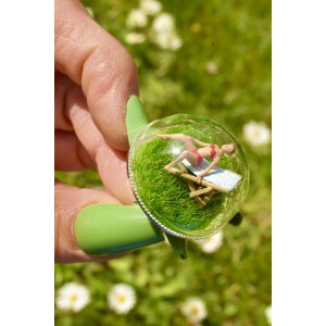 Diorama ring with miniature figure