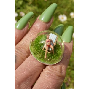 Diorama ring with miniature figure