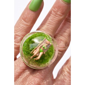 Diorama ring with miniature figure