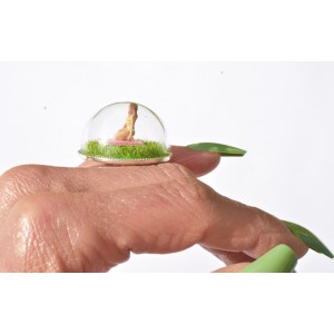 Diorama ring with miniature figure