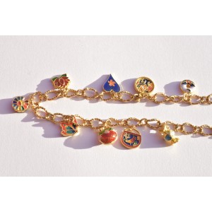 Collier chaine à maillons dorés et ses charms porte bonheur