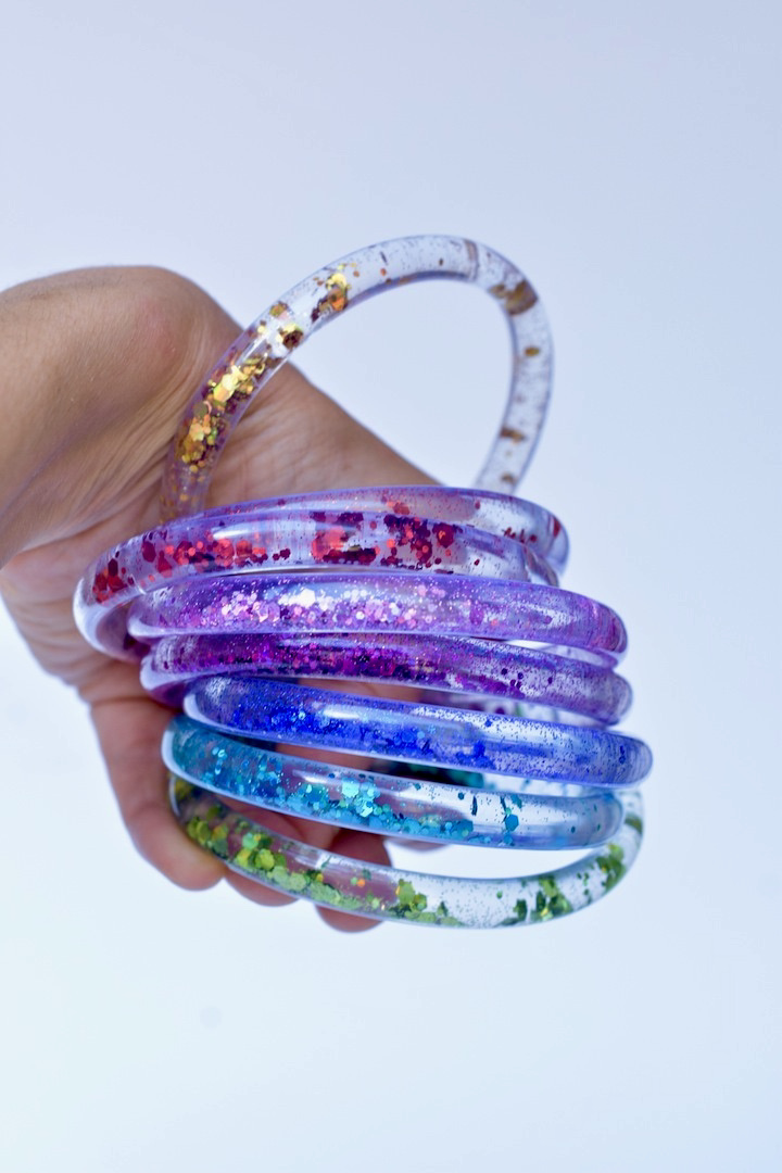 Eighties floating bangles with glitters